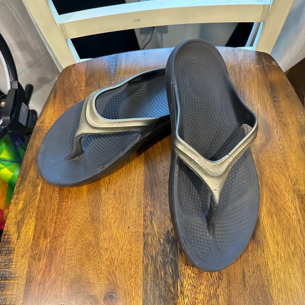 OOFOS OOlala Recovery Sandals Womens Black Champagne Gold Comfort Thong Size 10